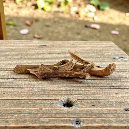 belmool jadi root with a blurred outdoor background